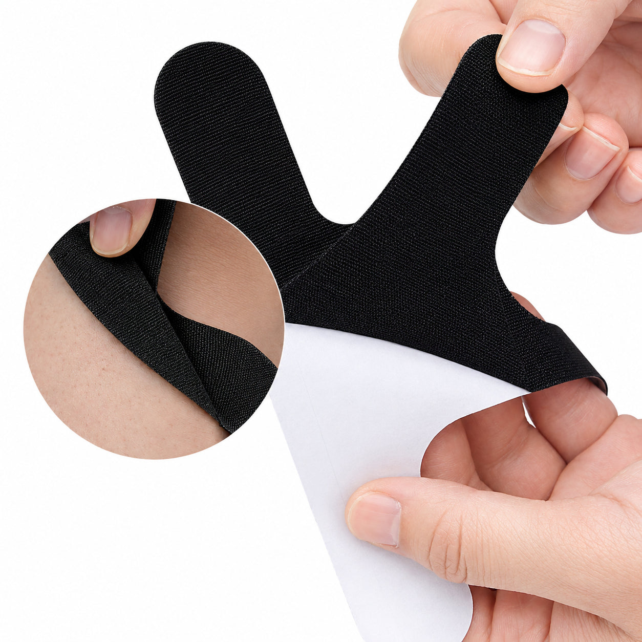 Närbild på förklippt kinesiologitejp för armbåge med självhäftande baksida