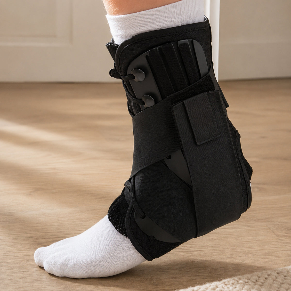 Personne portant une chevillère ajustable à laçage offrant stabilité et soutien à l'activité.