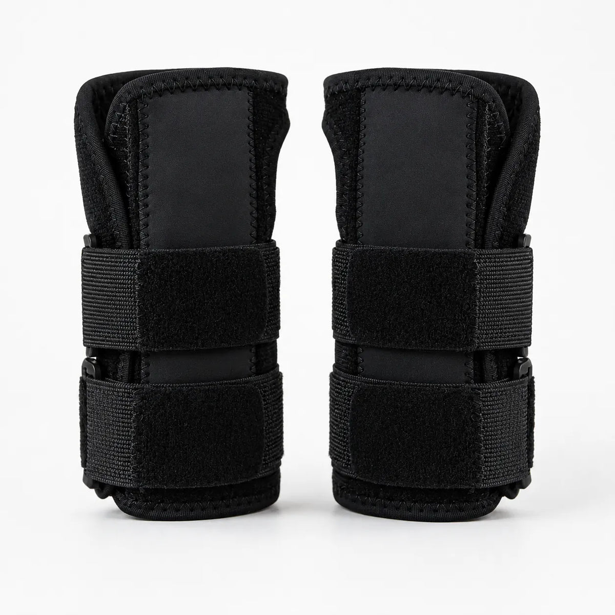 Svart stabilt handledsbandage fram- och baksida med justerbara remmar.