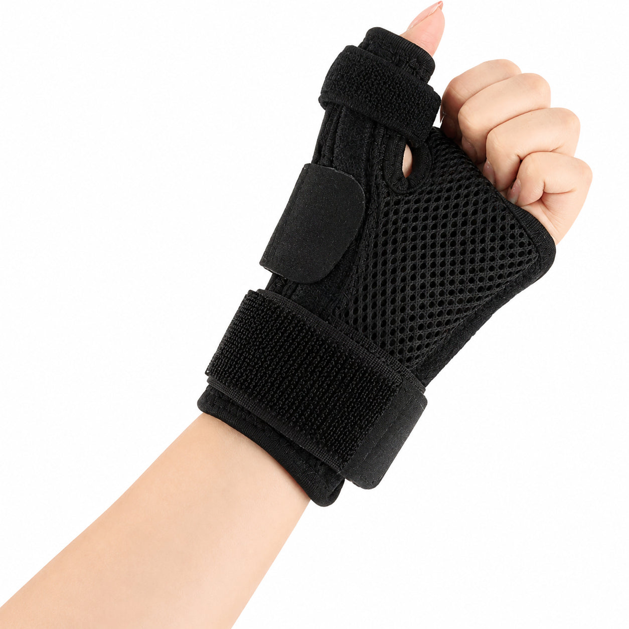 Justerbart handledsstöd med tumstöd, stabiliserande skena och ventilerande meshmaterial.