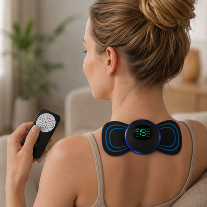 Person använder en EMS-muskelstimulator på övre ryggen med fjärrkontroll för muskelstimulering, avslappning och lindring.