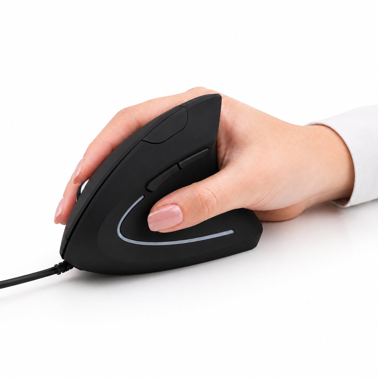 Hand placerad i naturlig vertikal position på svart datormus
