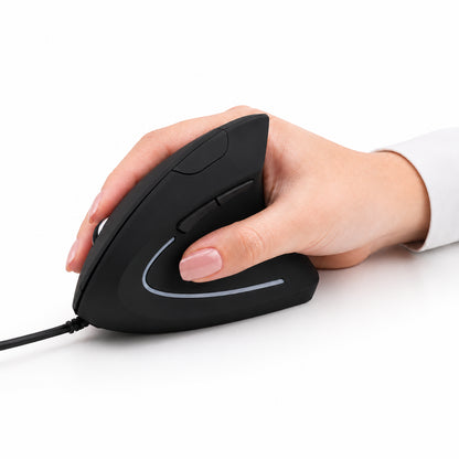 Hand placerad i naturlig vertikal position på svart datormus