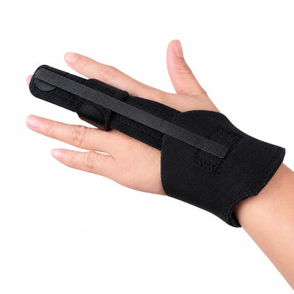 Fingerskena med handledsstöd som håller fingret stabilt och avlastat under läkning och återhämtning.