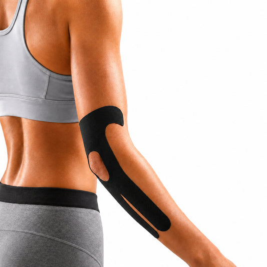 Förklippt kinesiologitejp för armbåge applicerad på kvinnas arm