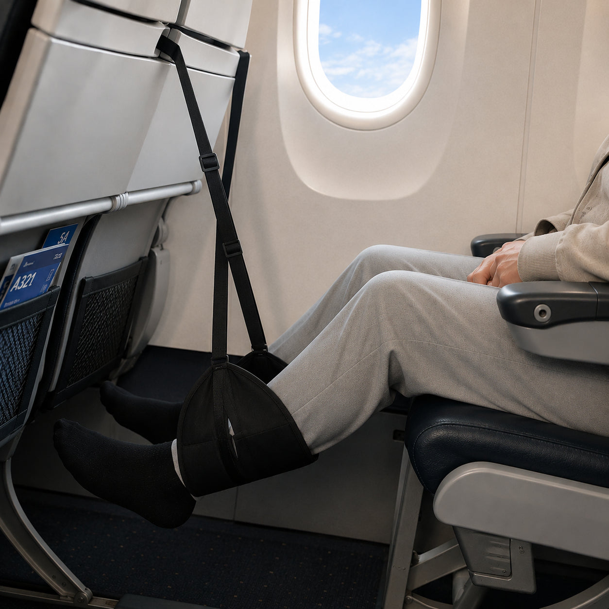 Fotstöd för flyg upphängt på flygplanssäte och används under flygresa.