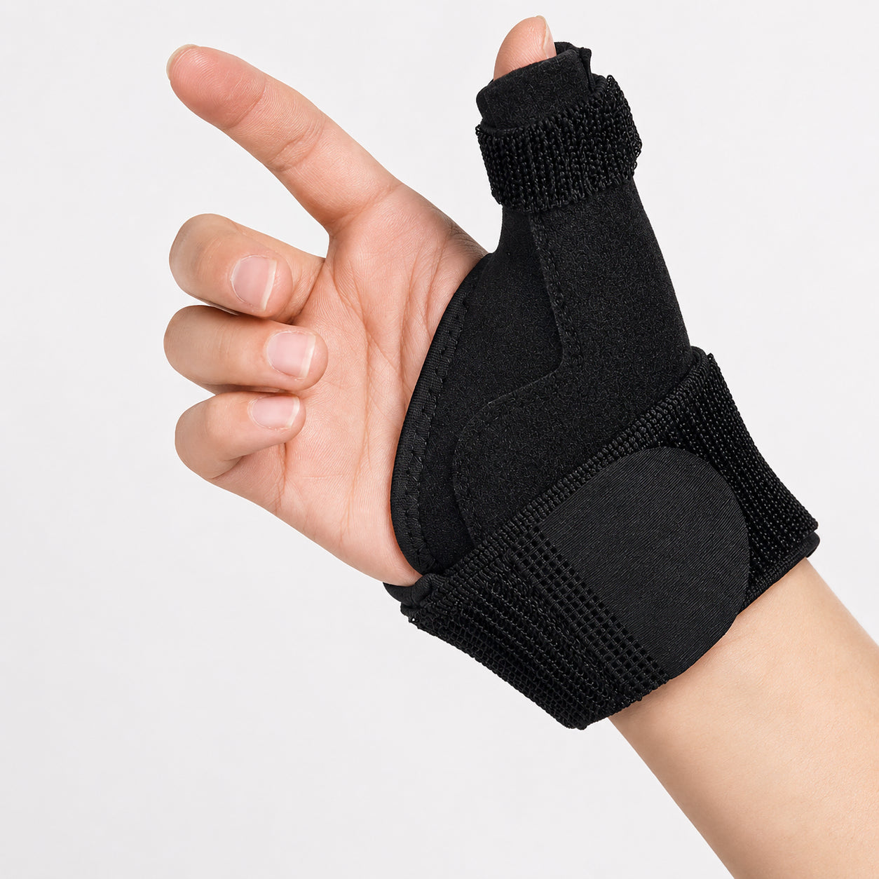 Justerbart tumstöd och handledsstöd som ger stabilitet, kompression och avlastning vid smärta och överbelastning i tumme och handled.
