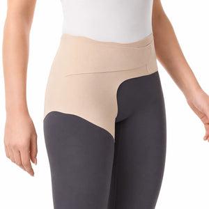 Personne portant un soutien de compression pour la hanche et la cuisse offrant soutien et stabilité au niveau de la hanche.