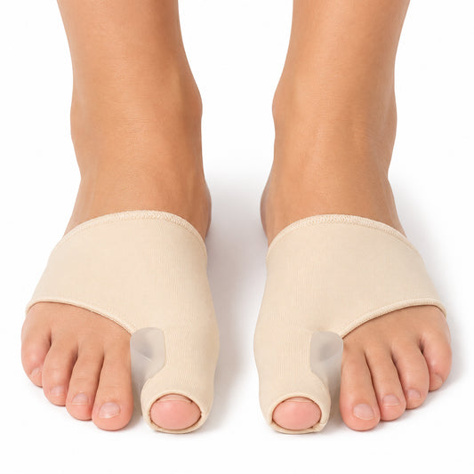 Hallux valgus-stöd med integrerad tåseparator som hjälper till att rikta stortån, minska friktion och ge ökad komfort.