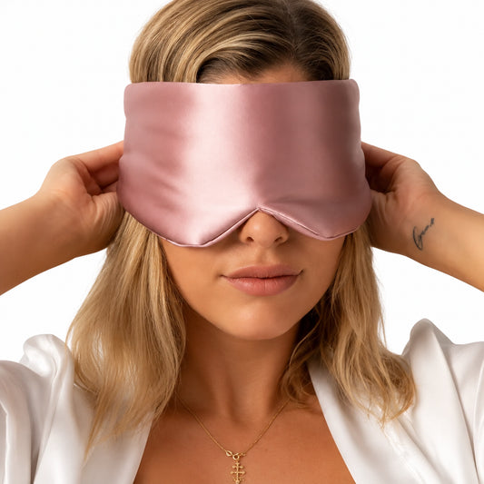 Lyxig blackout-sovmask i siden för total mörkläggning och bekväm sömn.