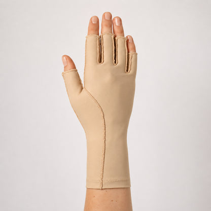 Medicinsk kompressionshandske med öppen fingertoppsdesign för stöd och kompression av hand och handled.