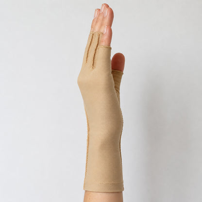 Medicinsk kompressionshandske med lång modell för kompression och stöd av hand, handled och underarm.