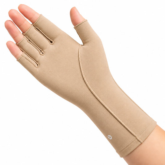 Beige medicinsk kompressionshandske med öppna fingertoppar för hand och handled.