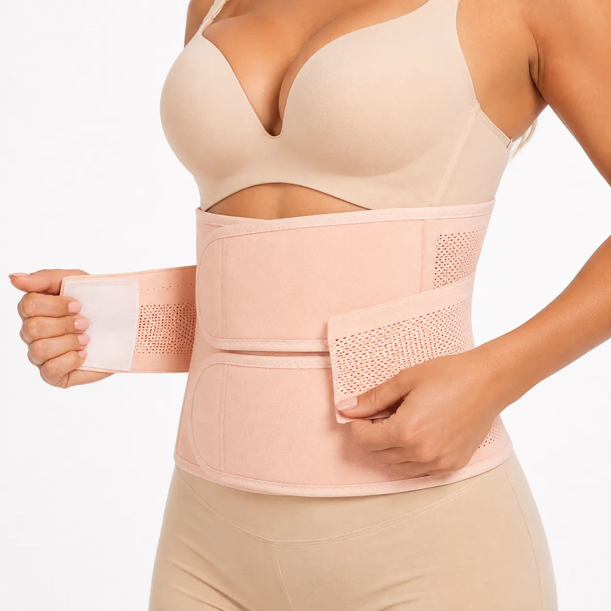 Gros plan sur le tailleur beige avec doubles bretelles réglables autour de la taille.