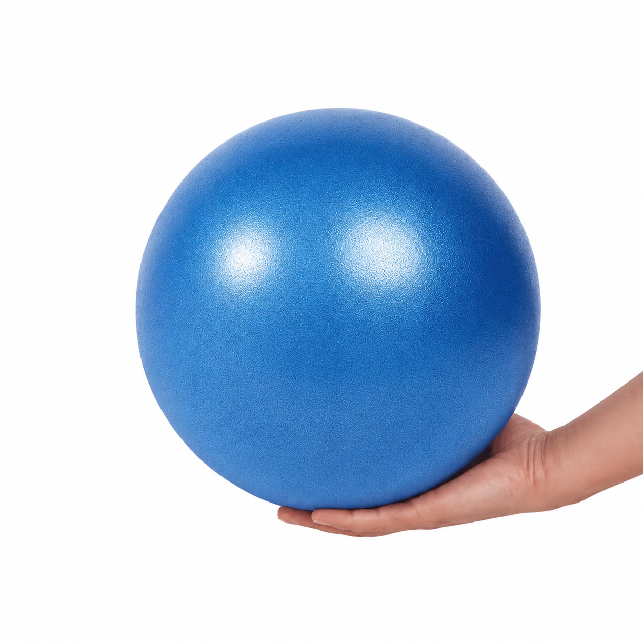 Blå mini pilatesboll i hand.