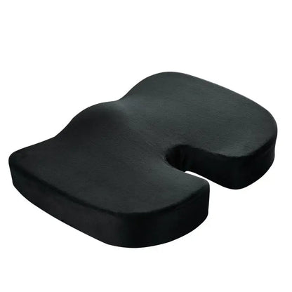 Ortopedisk sittkudde i minnesskum med ergonomisk form och urtag för svanskotan, sedd i sned vinkel