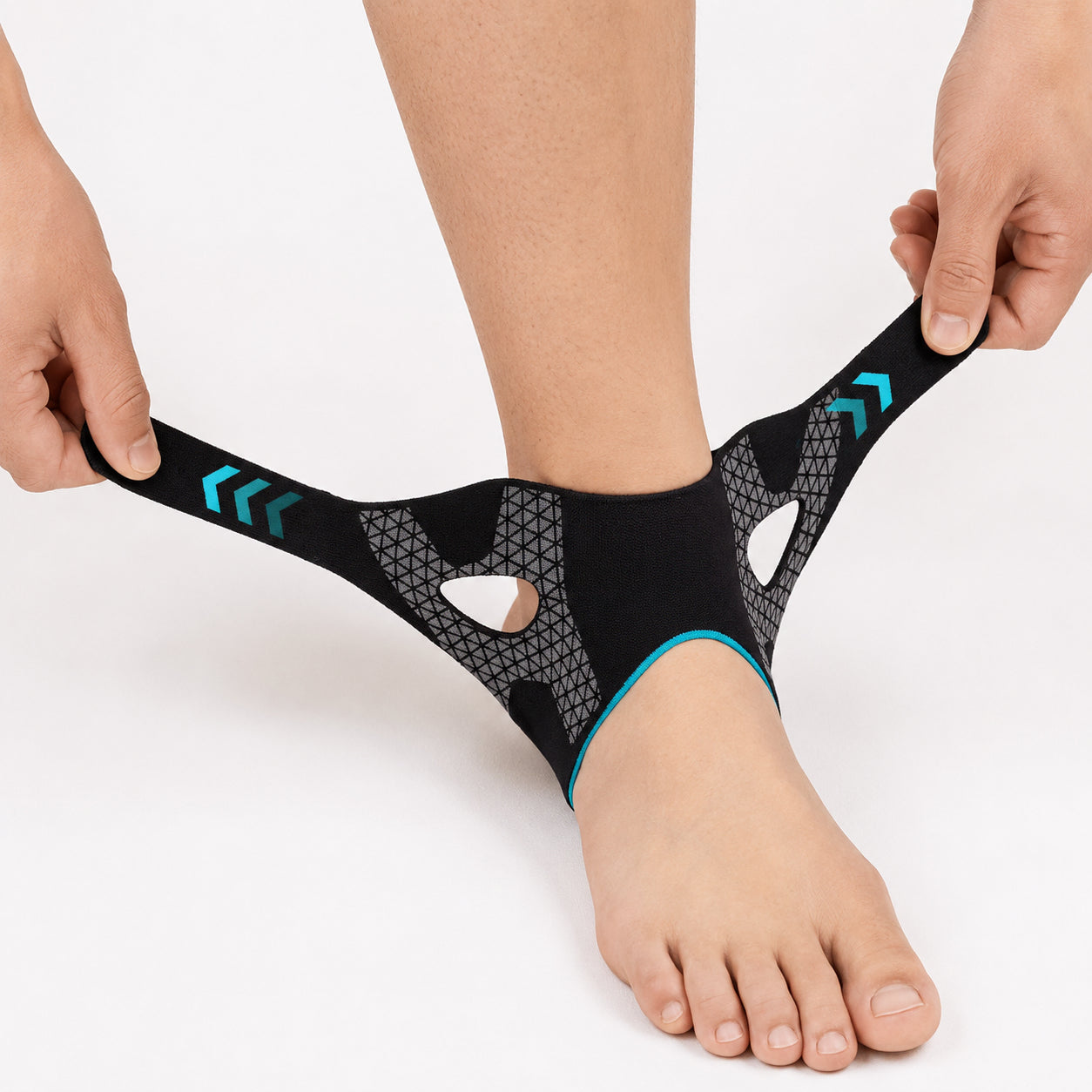Justerbart fotledsstöd med korsade stabiliseringsband för extra stöd och kompression runt fotleden.