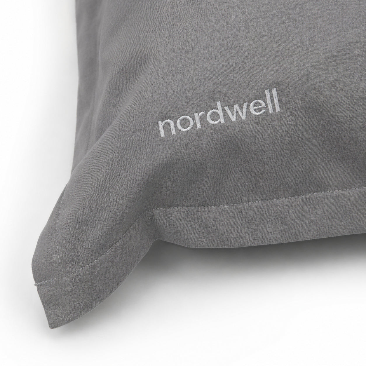 Närbild på grått kuddfodral från Nordwell
