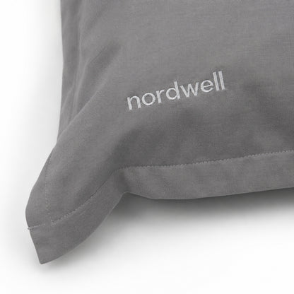 Närbild på grått kuddfodral från Nordwell