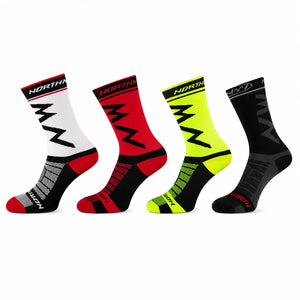 Quatre paires de chaussettes de sport de différentes couleurs pour l'entraînement et l'activité