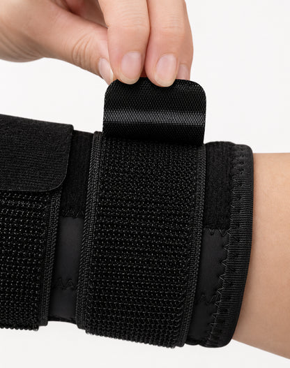 Närbild av justerbart kardborreband på stabilt handledsbandage.