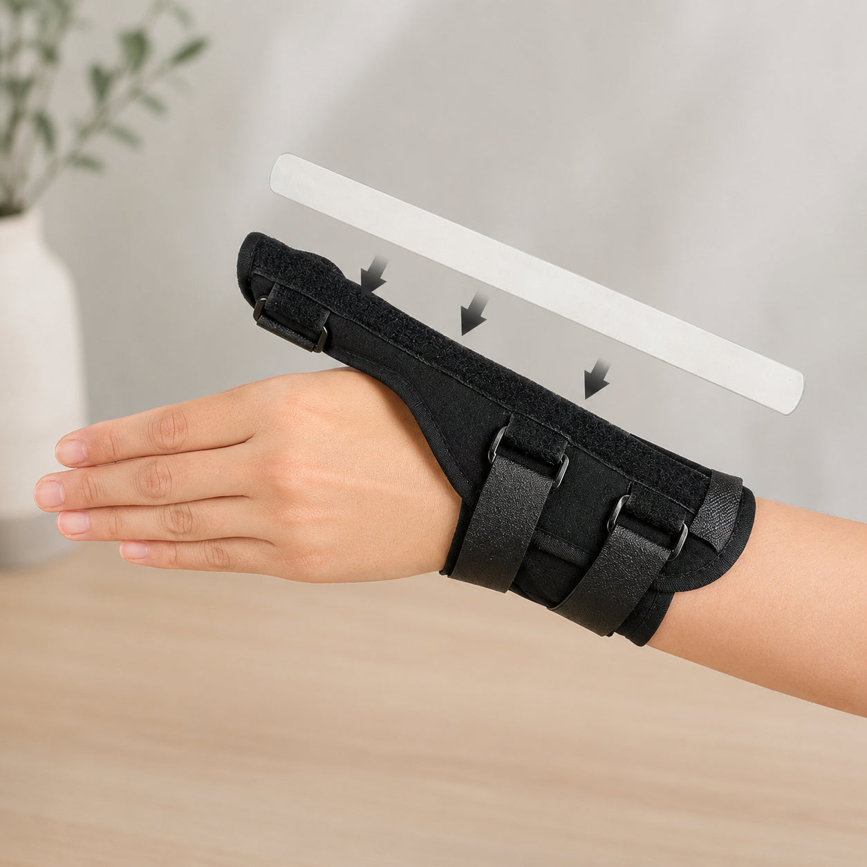 Handledsstöd med tumstöd och uttagbar aluminiumskena för extra stabilitet och stöd.